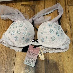 Victoria’s Secret bra 34B